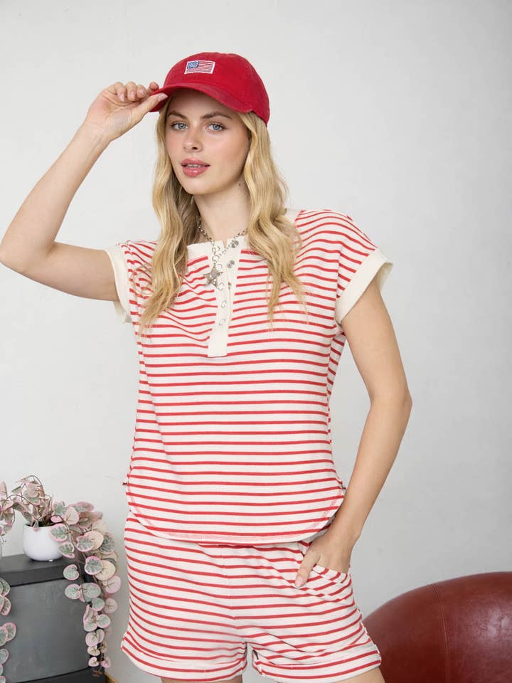 RANDIG KORTÄRMAD HENLEY-TOPP I STICKAT TYG MED TRYCKKNAPPAR (FÖRBESTÄLLNING) för wholesale av Blu Pepper