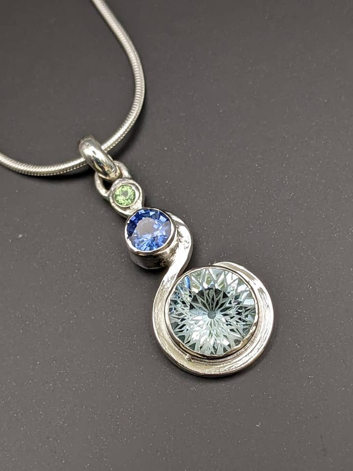 ~Cascade~ halsband med akvamarin, blå safir och tsavoritgranat för wholesale av Le Tourbillon Minéral