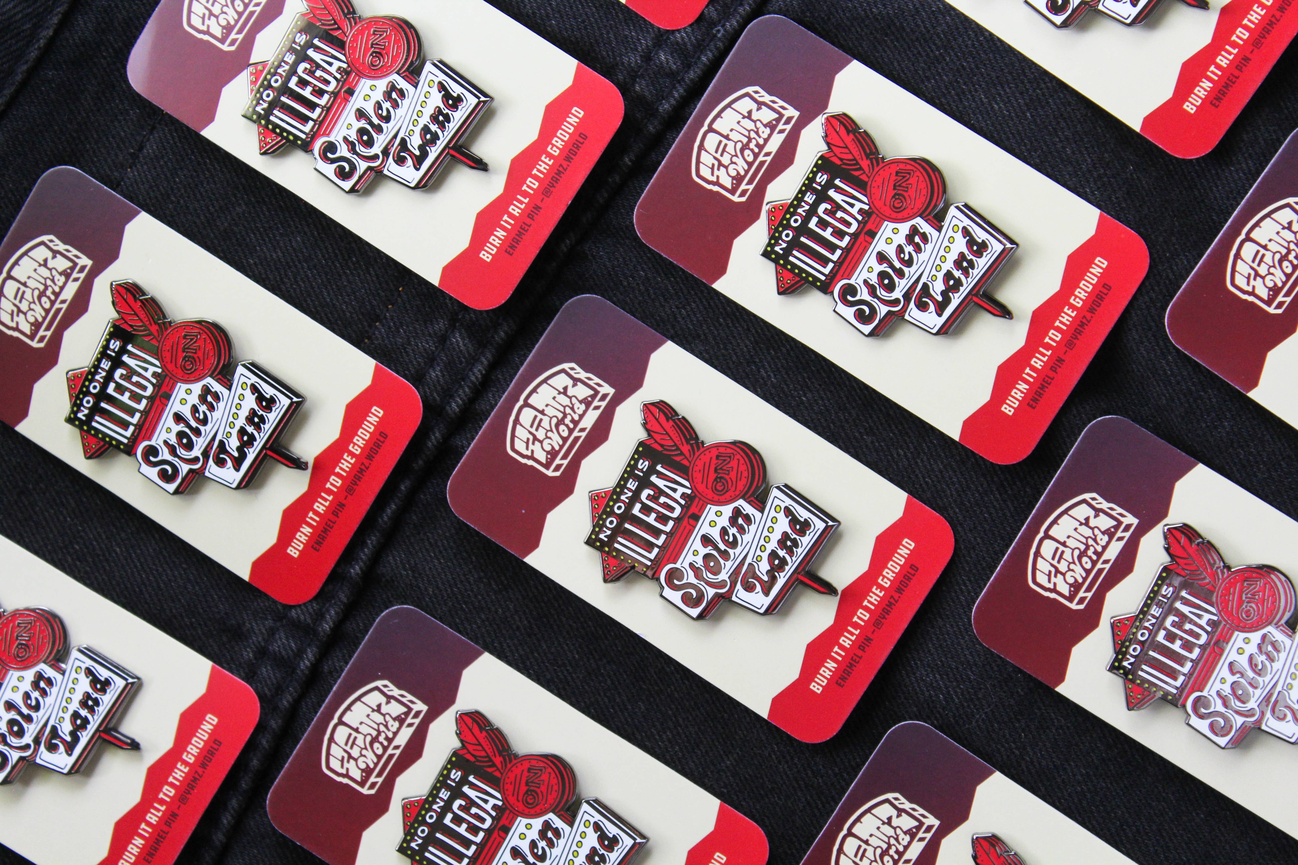 YAMZ: World of Color – Großhandel Anstecker/Button – Niemand ist illegal auf gestohlenem Land Emaille-Pin1