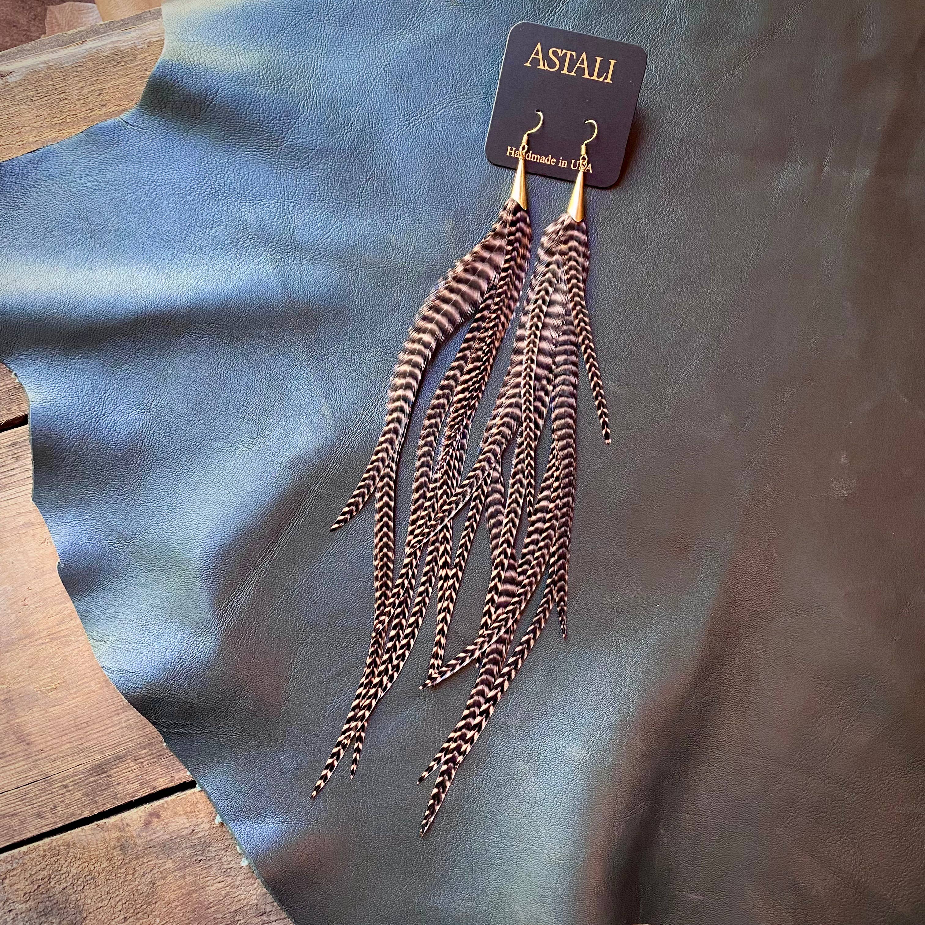 ASTALI – Großhandel Quasten-Ohrring – Lange Ohrringe mit Federn und Kegel — Coral Grizzly/Gold, Western7