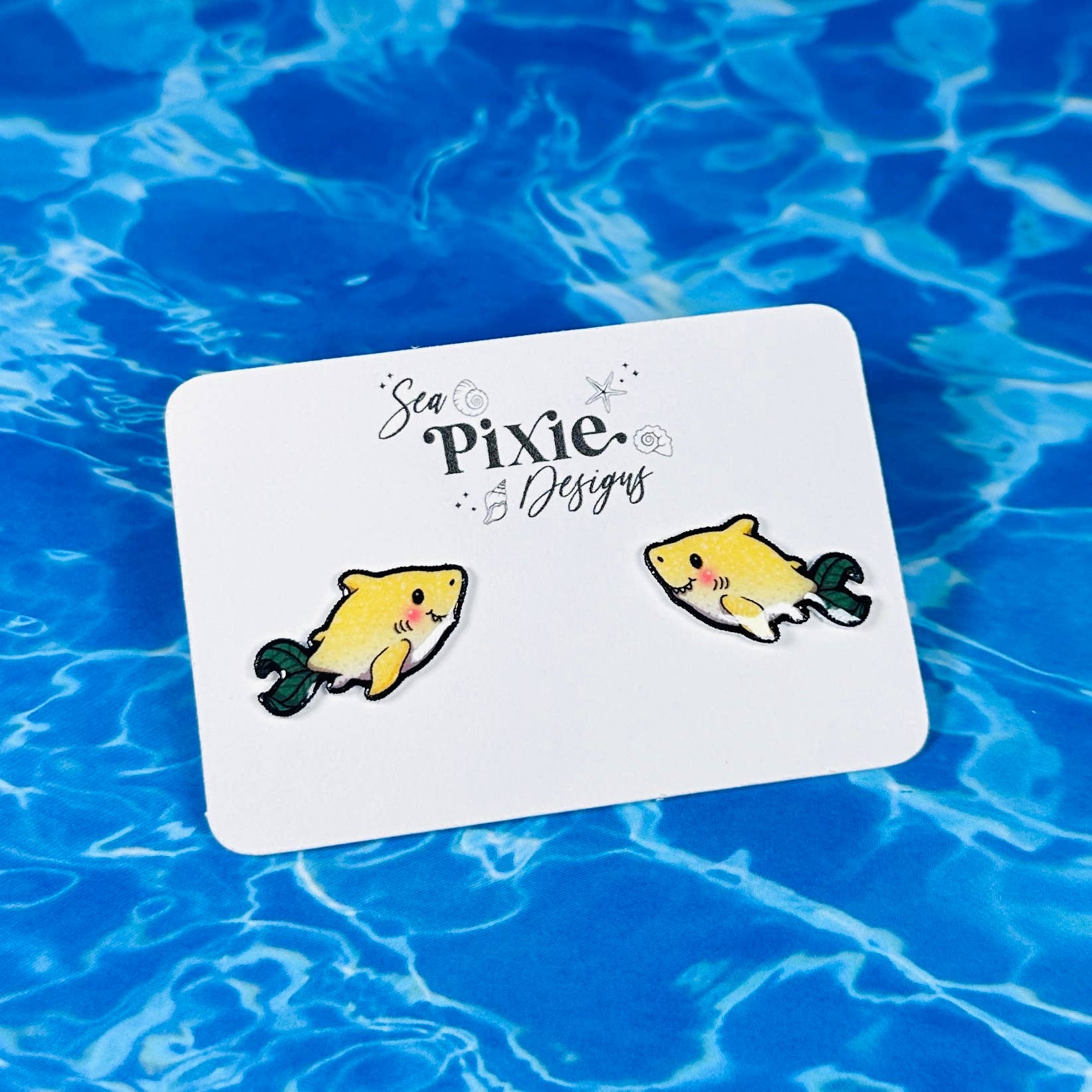Sea Pixie Designs – Brincos de pino por atacado – Brincos de Tubarão-Limão Fofos, Costeiros e Leves6