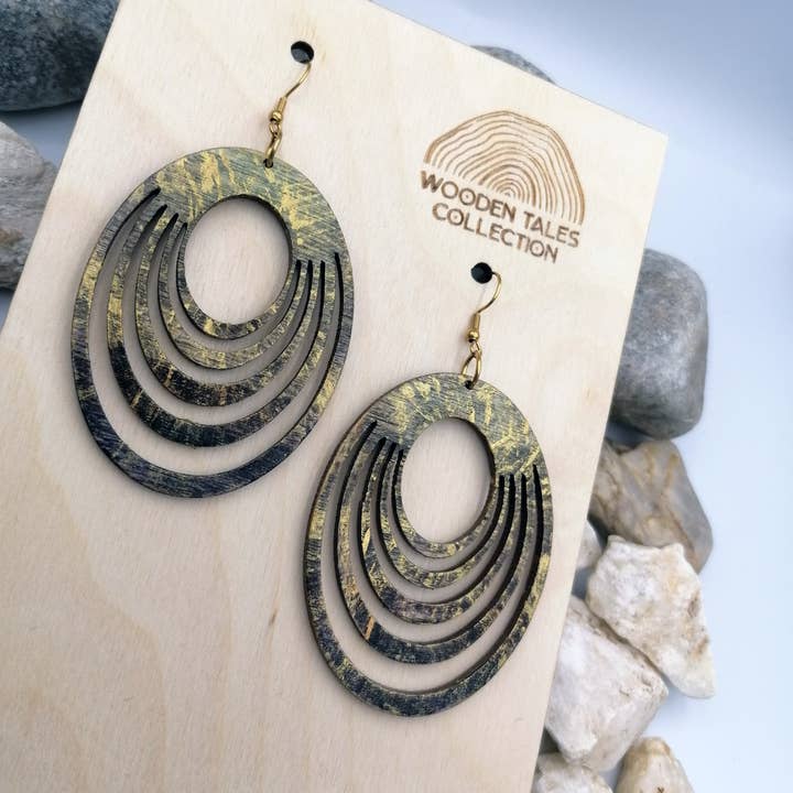 Geometric wooden hoop earrings with gold details
13 for wholesale by WoodenTalesCollection