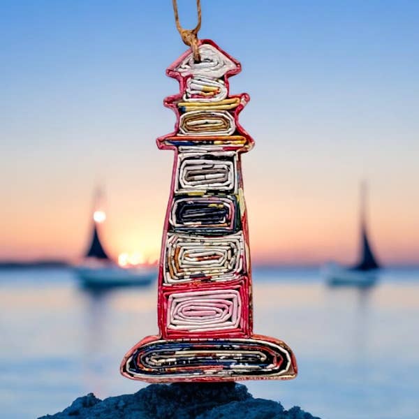 Ornement phare - Papier recyclé pour la vente par The Upcycled Paper Company
