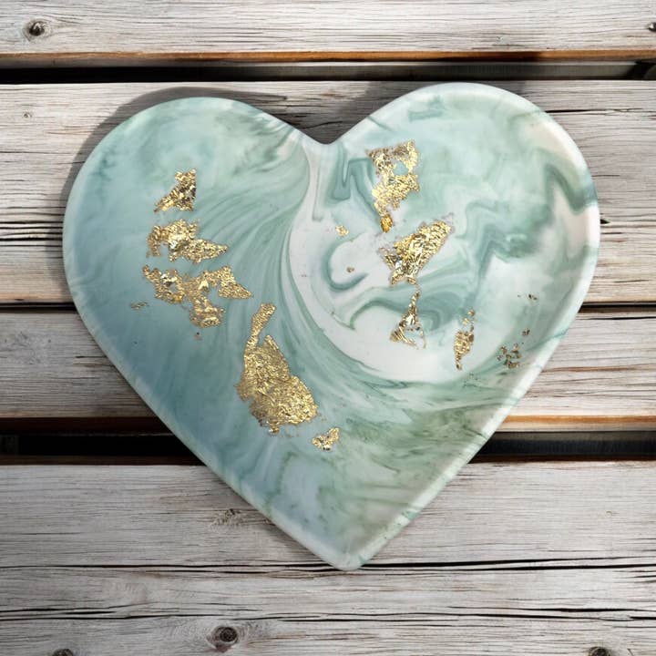 Plat en forme de cœur fait main - Vert Zen avec feuille d'or pour la vente par Eco Homeware Studio