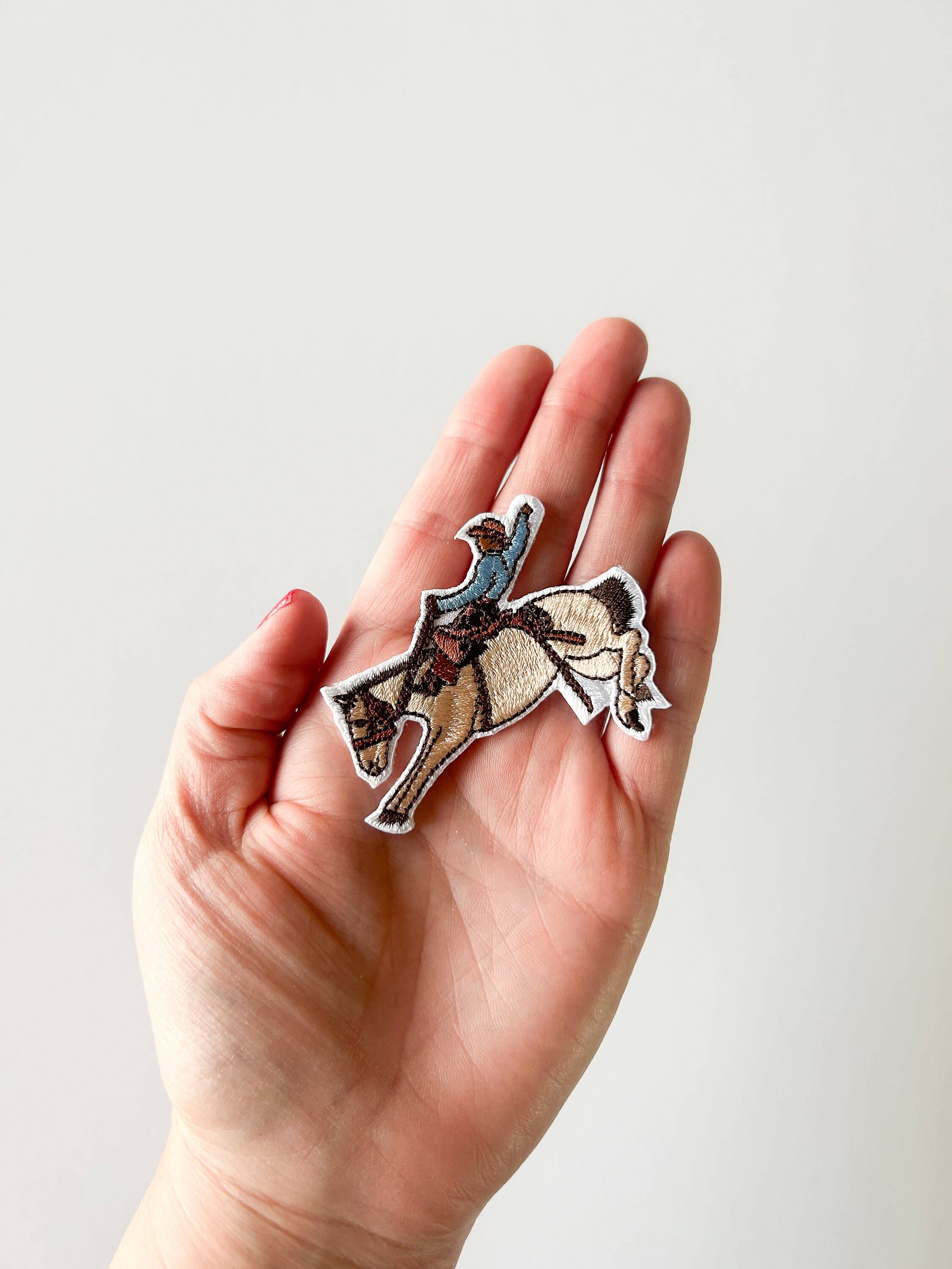 Field Trip Threads – Großhandel Aufnäher – Bucking Bronco Aufnäher - Bestickter Aufbügel-Patch mit Rodeo-Pferd1