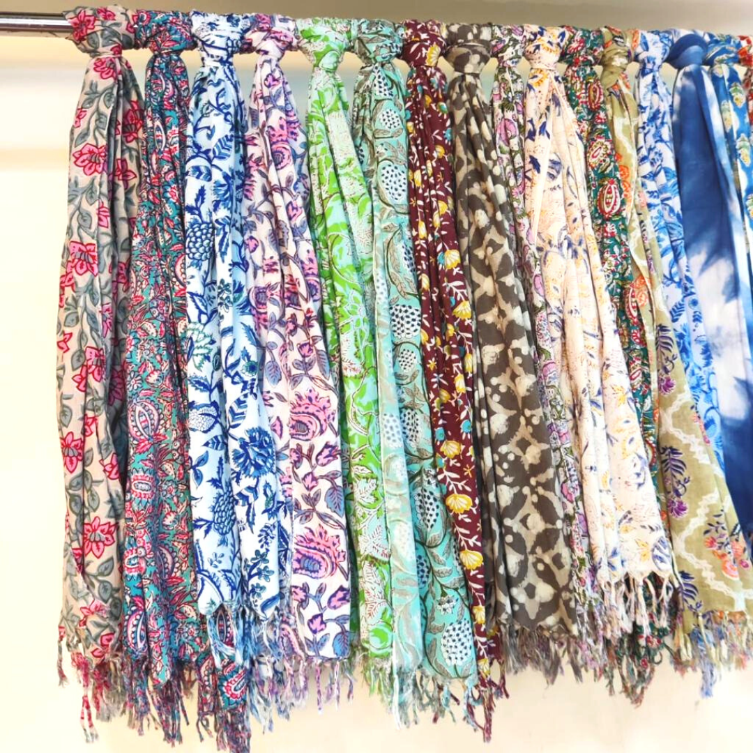The Indian Bazaar – Großhandel Schal – Damen – Bunte, handbedruckte Baumwollschals mit Quasten – verschiedene Designs3