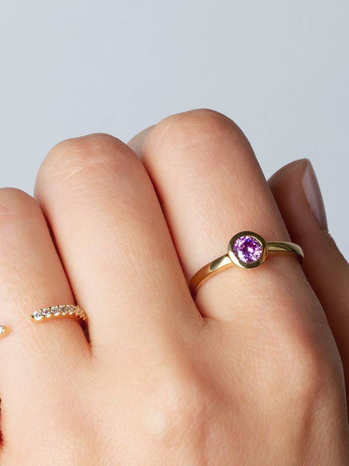 iconico anello in oro con zirconia viola per la vendita all'ingrosso da parte di Kalk Store