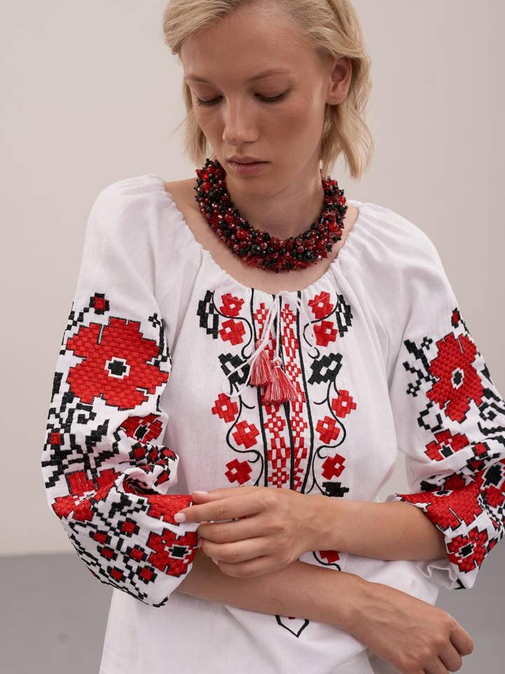 Blouse Brodée Rêves de Printemps Rouge pour la vente par Handmade Originals Ukraine