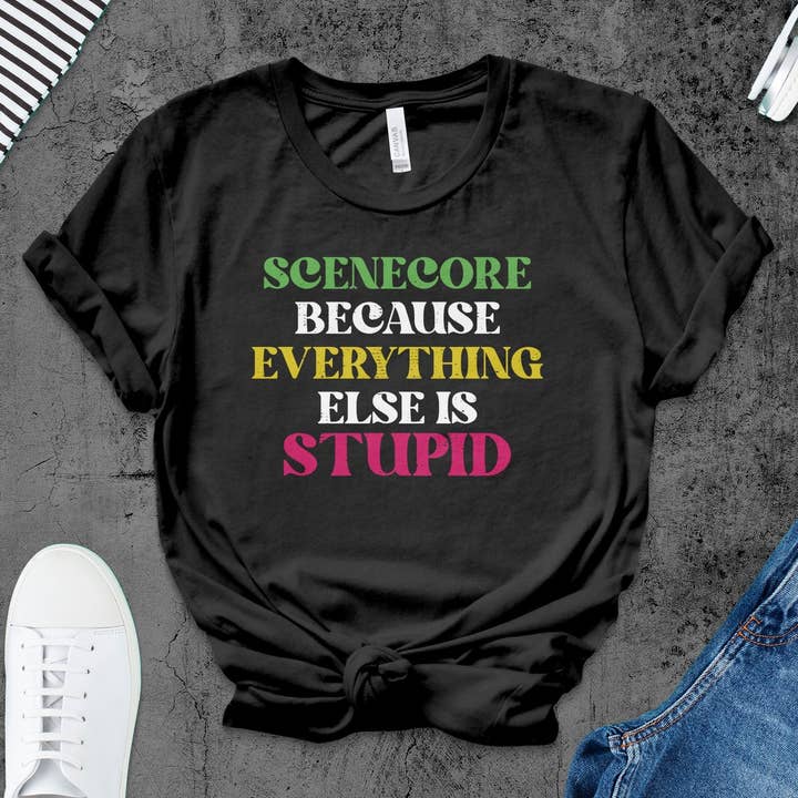SceneCore Everything Stupid T-shirt, opvallend T-shirt, hemd met grunge-esthetiek, trendy teksttop, retro-mode, uniseks hemdontwerp voor wholesale door FreakyTeeFactory