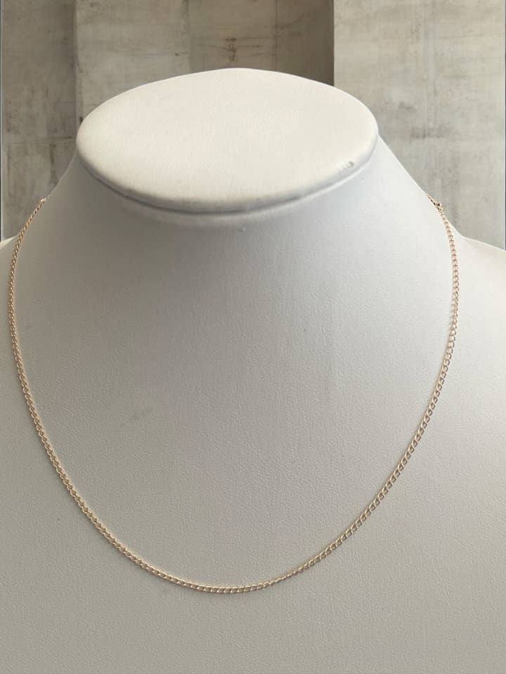 Catena a maglia cubana sottile lunga 18 pollici placcata in oro 18k. per la vendita all'ingrosso da parte di Divina Jewelry & Accessories LLC