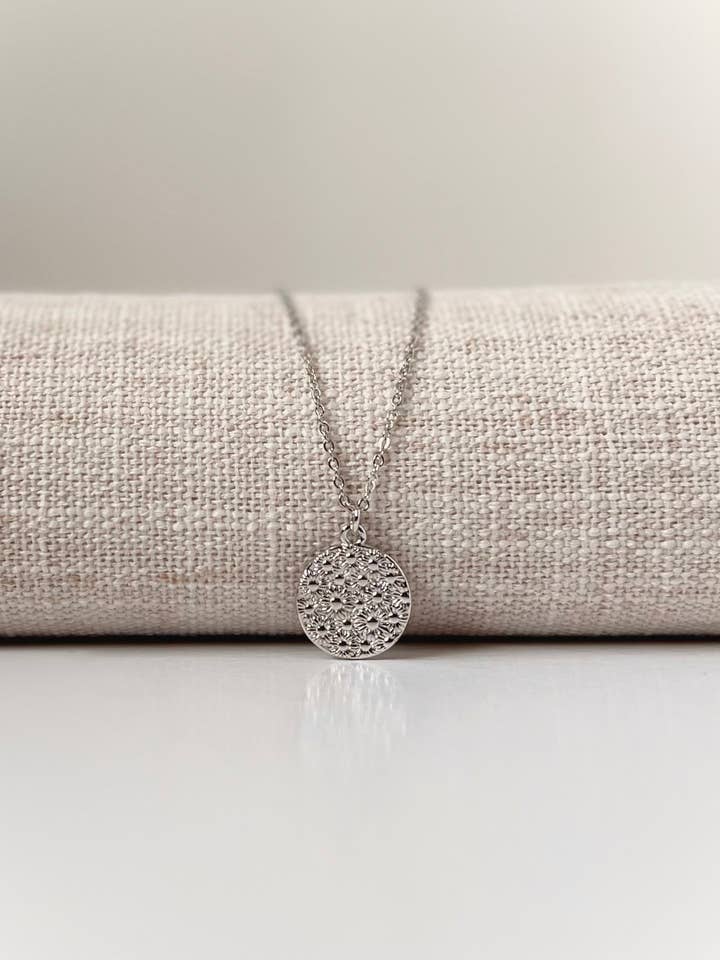 Collier Daisies Coin pour la vente par Lift Jewelry Company