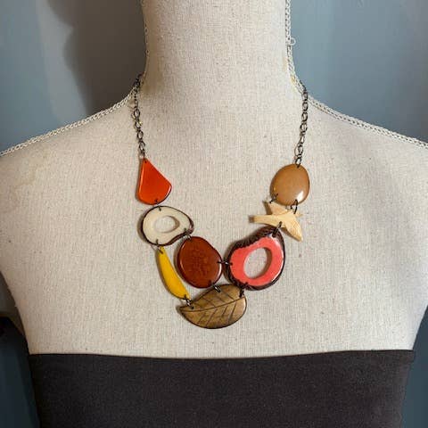 Veronica Riley Martens - Wholesale Halskettingen - Slabbetje ketting met gemengde Tagua vormen, inclusief duif en blad