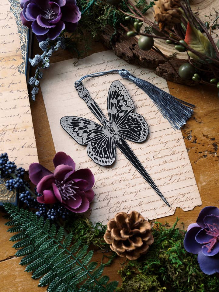 Marque-page en similicuir Butterl's Blade pour la vente par The Bookish Atelier