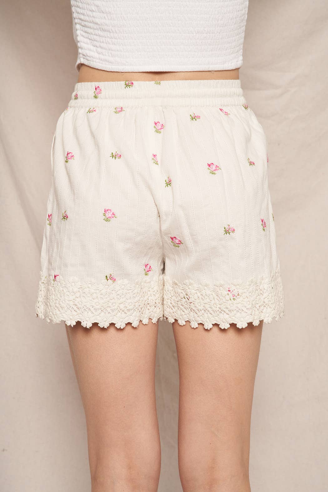 En Crème - Wholesale Shorts - Women's - Floral Embroidery Shorts with Lace Trim 1
