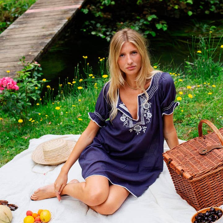 Zoé broderet kjole i navy med hvidt bomuldsvoile for engroshandel hos GERMAINE DES PRES