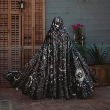 Schwarzer Umhang mit Sternen und Mond Halloween Celestial Fashion Gothic und andere Ergebnisse für gothic kleidung im Großhandel. Kostenlose Rücksendungen und 60-Tage-Zahlungsziel auf Faire im Trend auf Faire.