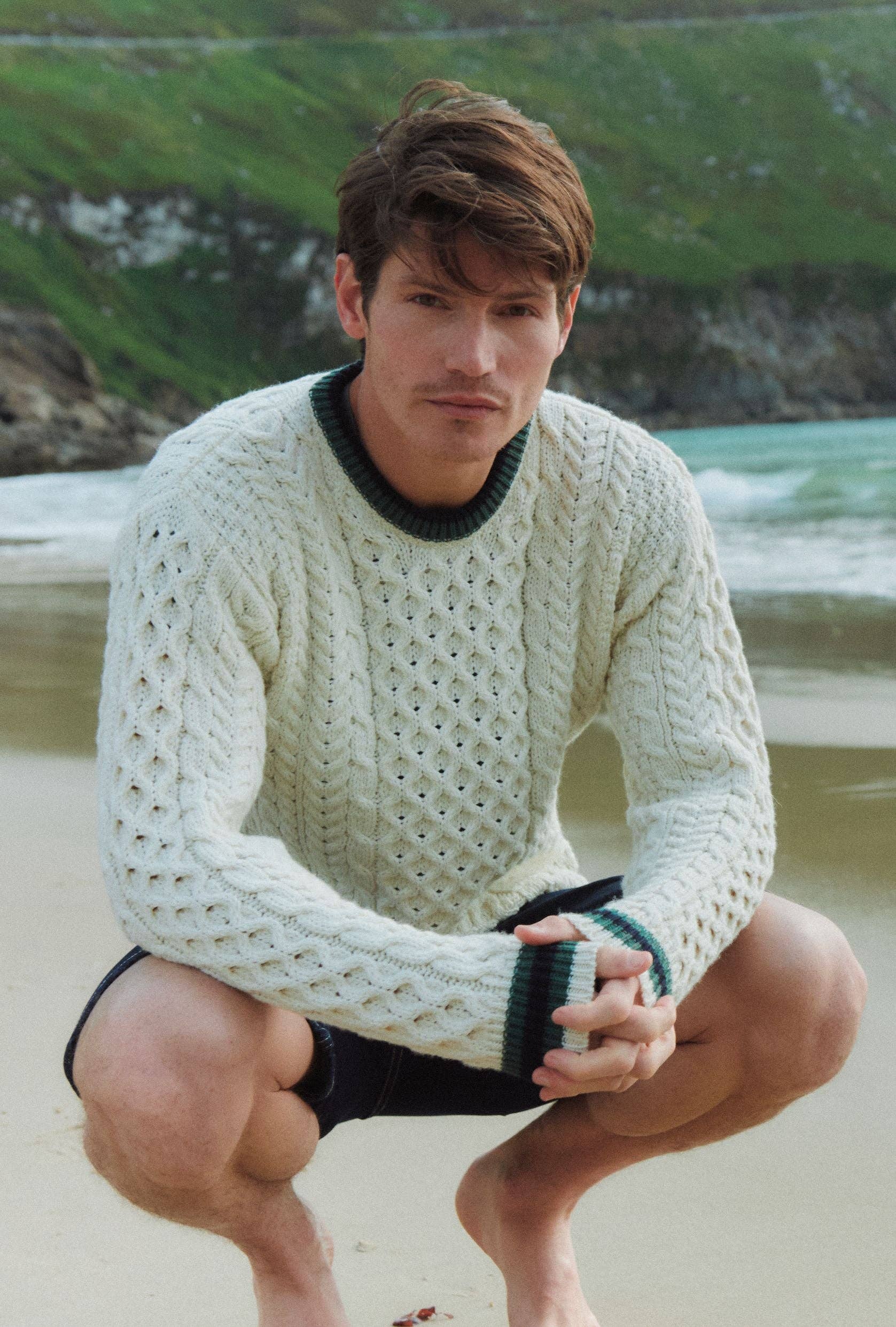 Aran Woollen Mills – Pulôver - Homem por atacado – Camisola Aran de Risca com Gola Redonda para Homem Inishbeg - Creme1