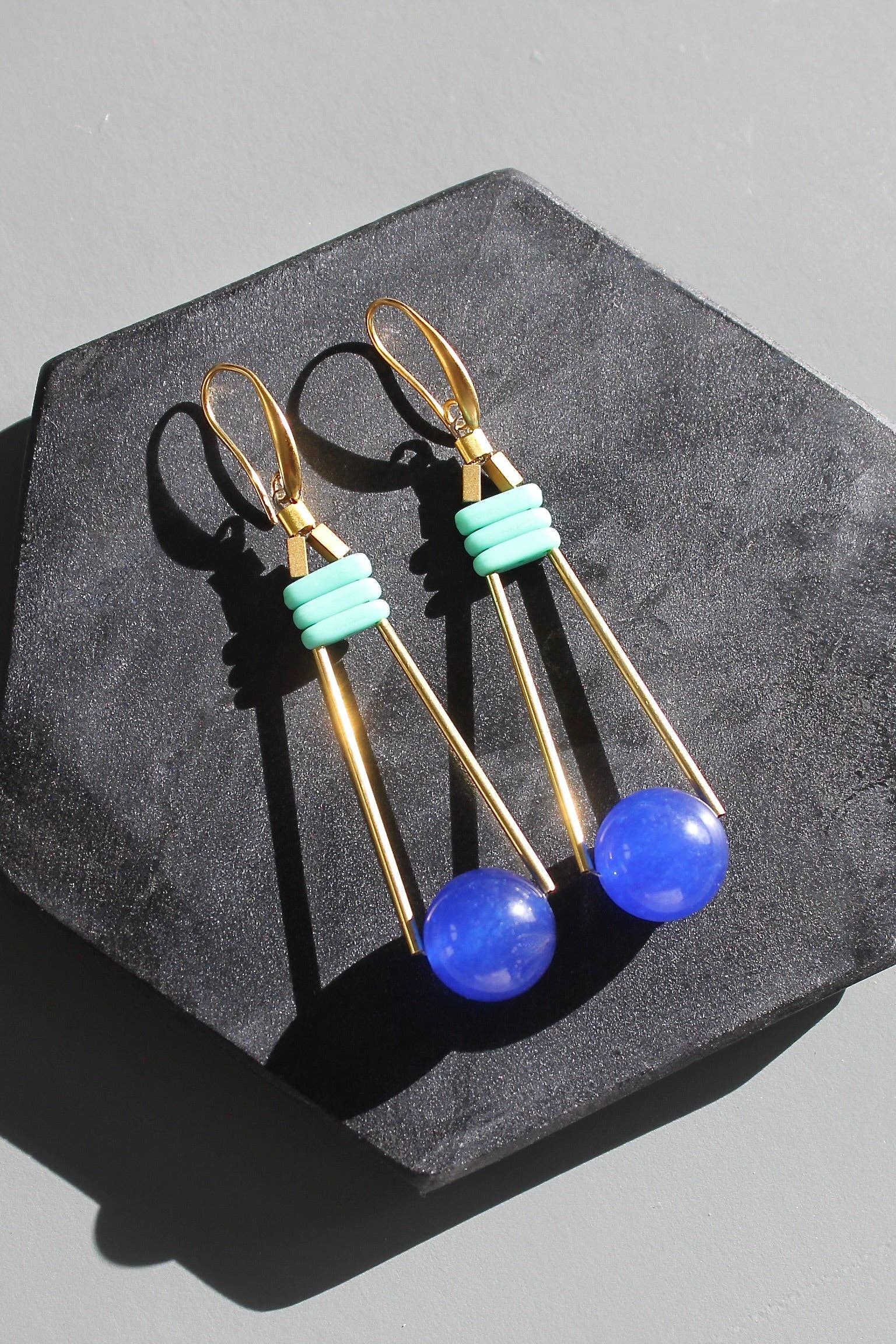 David Aubrey Jewelry – Großhandel Ohrhänger – KYLE56 kobaltblaue und türkisfarbene geometrische Ohrringe0