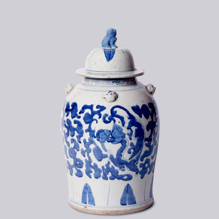 Bocal de temple en porcelaine Dragon d'herbe bleu et blanc pour la vente par Cobalt Guild