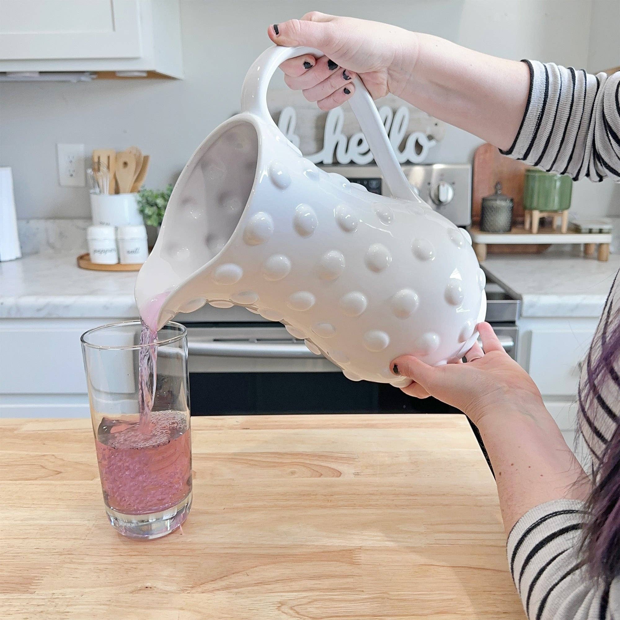 Kurated Korner - Vendita all'ingrosso Caraffe - Brocca in ceramica bianca con finitura a rilievo hobnail di AuldHome Design1