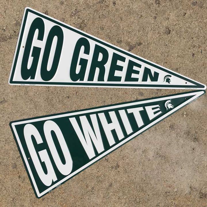 Skylt - Michigan State University Go Green/Go White Pennant Signs för wholesale av Detroit Shirt Co.