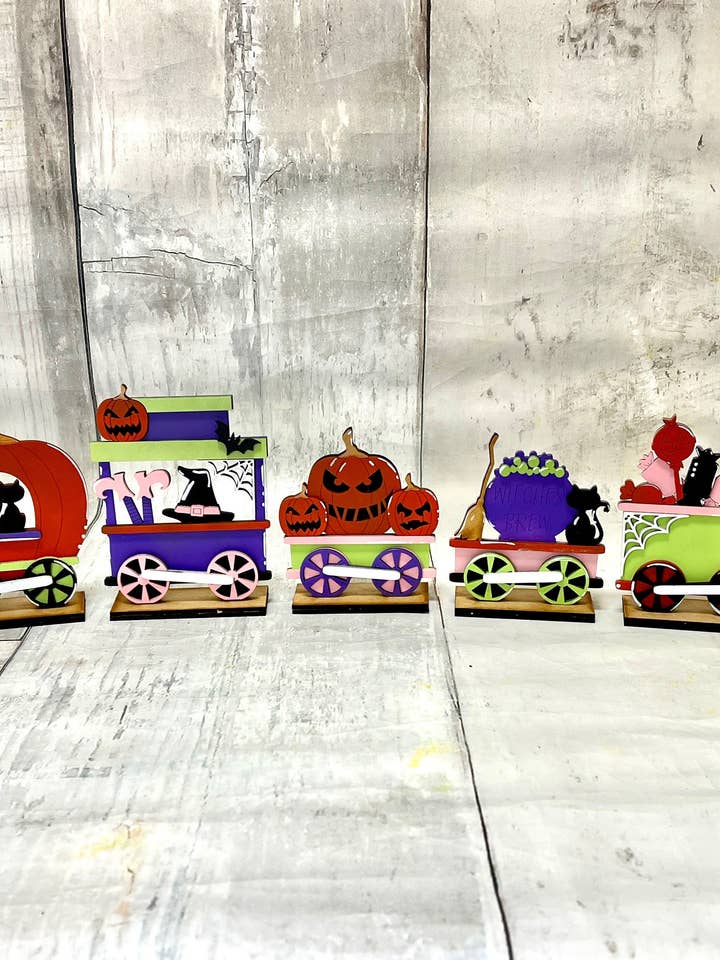 Kit de bricolage en forme de train d'Halloween pour la vente par Rustic Home Co LLC