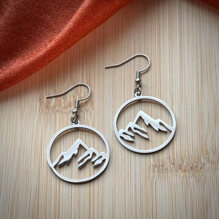 Petite montagne argentée pour la vente par Monstera Earrings