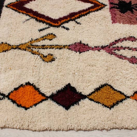 BohoVibeCraft – Großhandel Teppichvorleger – Schwarzer Zickzack-Diamantteppich aus plüschiger cremefarbener Wolle im Großhandel9