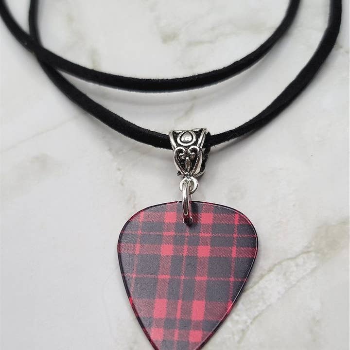 Simply Raevyn – wholesale Hänge-/berlockhalsband – Djupt rosa & svart pläd gitarr plocka halsband på mocka sladd