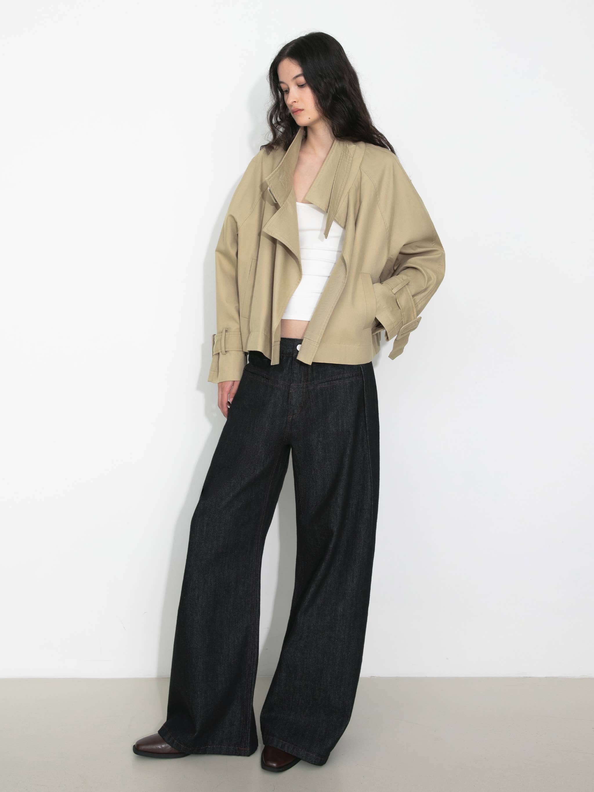 CUBIC – Großhandel Trenchcoat – Damen – Kurz geschnittener Trenchcoat mit Überlagerung vorne10