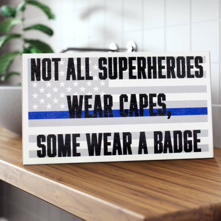 Nicht alle Superhelden tragen Umhänge, manche tragen ein Abzeichen. für den Großhandel von JennyGems