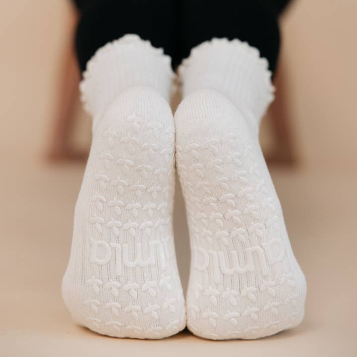 Almla Active - Wholesale Socks - Women's - Oat Milk Cream Neutral Pilates Grip Socks – Daily Grind1