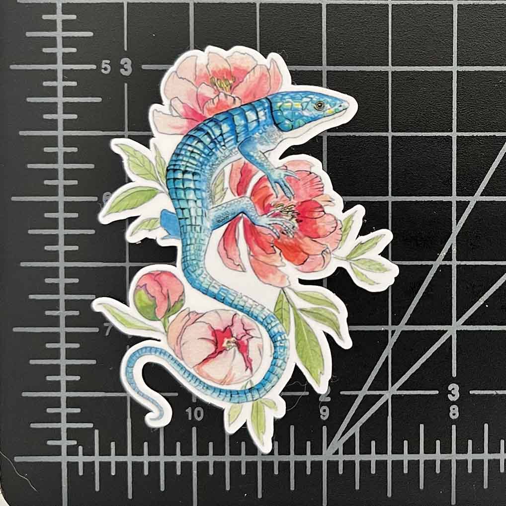 True North Creations - Venta al por mayor Pegatina - Adhesivo semibrillante con forma de lagarto sobre flores de peonía, 3 pulgadas1