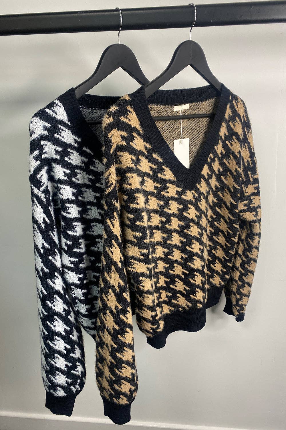 My Winners Direct - Wholesale Knit Sweater - Women's - Annise Dogtooth Repeat Print V Neck Knit Jumper1