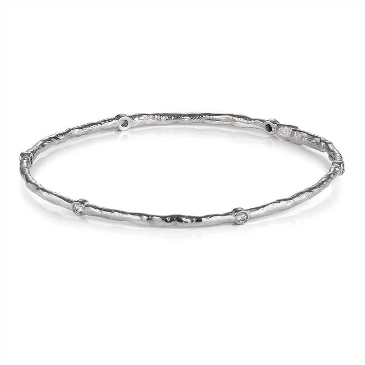 Gehamerde zilveren armband in witte saffier voor wholesale door Anatoli Jewelry