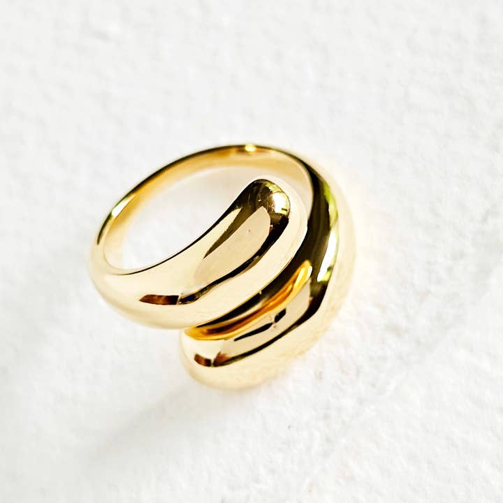 Bisjoux – Großhandel Cocktail-/Statement-Ring – 18 Karat vergoldeter, modern gewickelter Ring mit doppelter Kugel, klobiger, fetter Ring