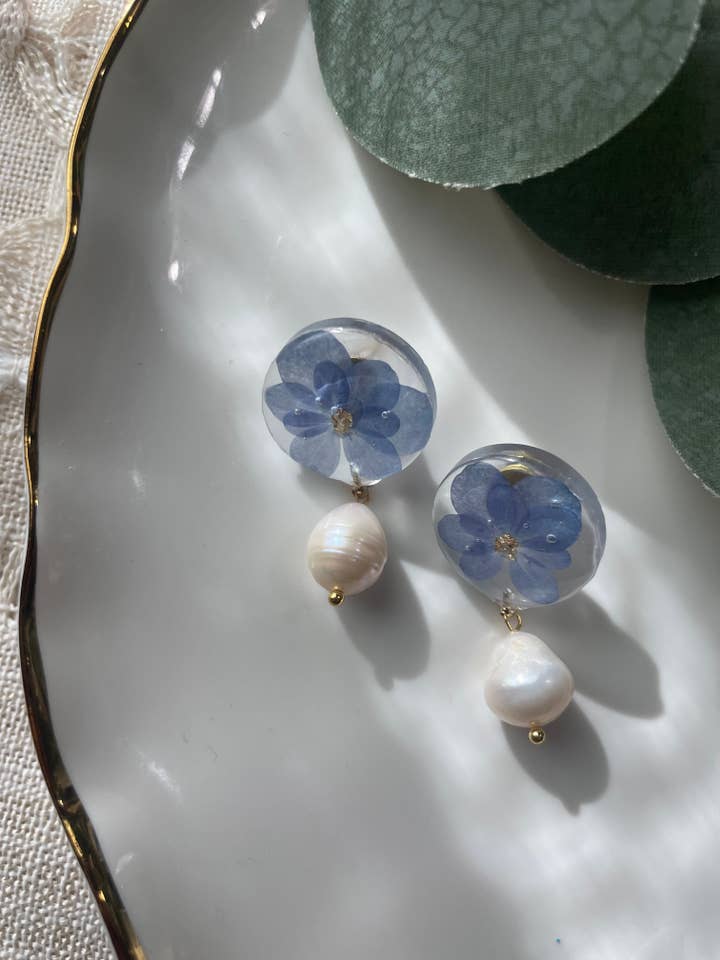 Orecchino a Bottone con Ortensia Blu Rotonda e Perla per la vendita all'ingrosso da parte di Jewelry & More By KristiCo