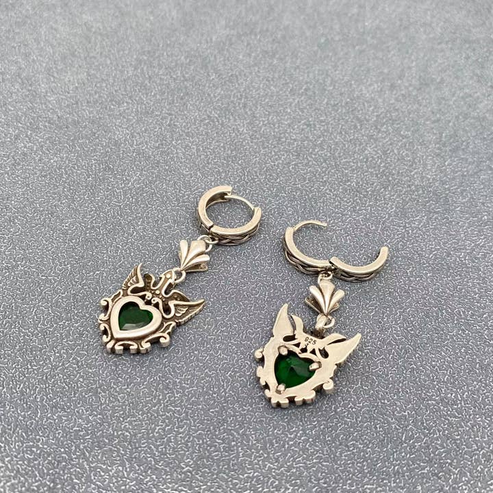 Mio Queena - Wholesale Huggie earrings - Vintage Gothic Crown Heart Charm Huggie Earrings - GT2