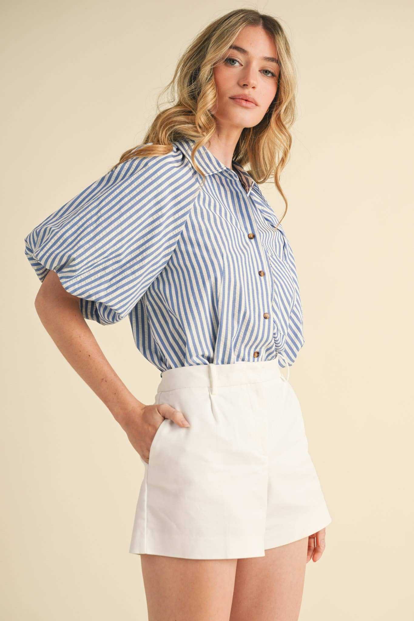 &MERCI – Engroshandel Skjorte med buttondown – til kvinder – STRIBET BOBLEÆRME KNAPNED TOP MTP33298