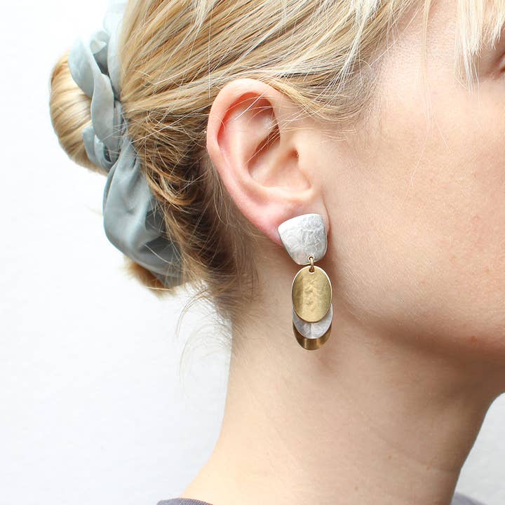 Avsmalnande fyrkant med liten staplad och delad ovalsklämma eller stolpörhänge för wholesale av Marjorie Baer