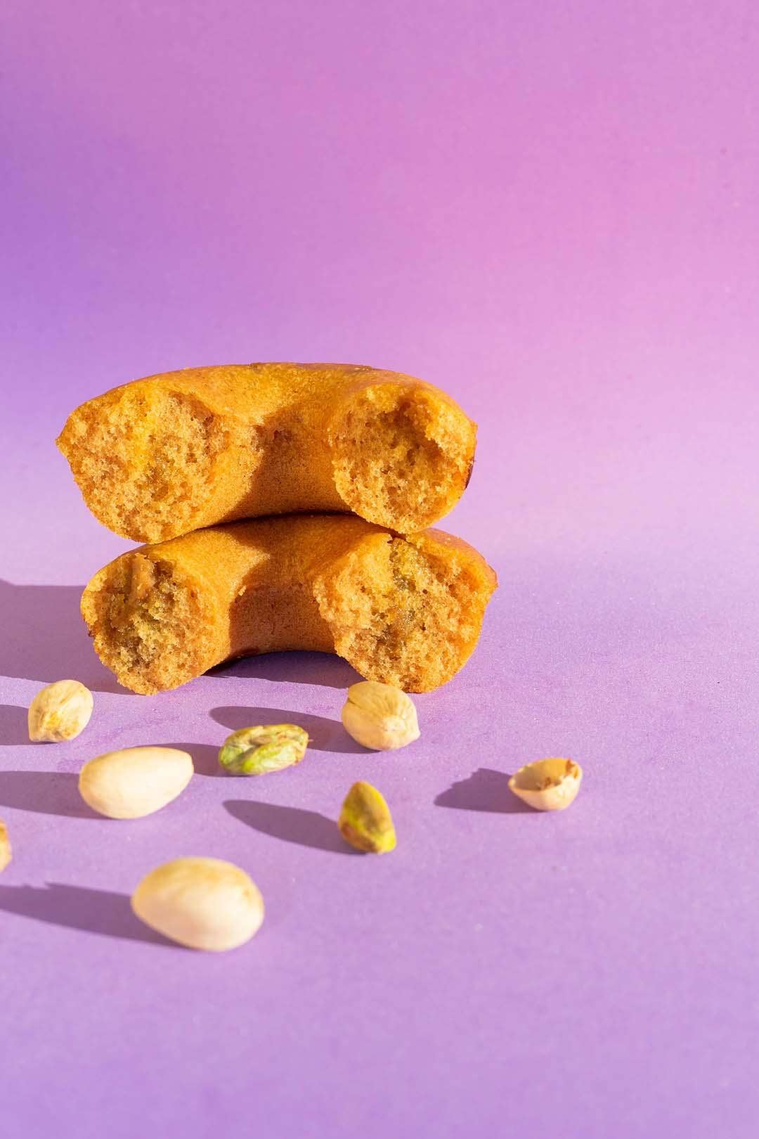 Alasature / Elmafood Iberica SL – wholesale Kakor – Pistaciedonut med krämig fyllning2