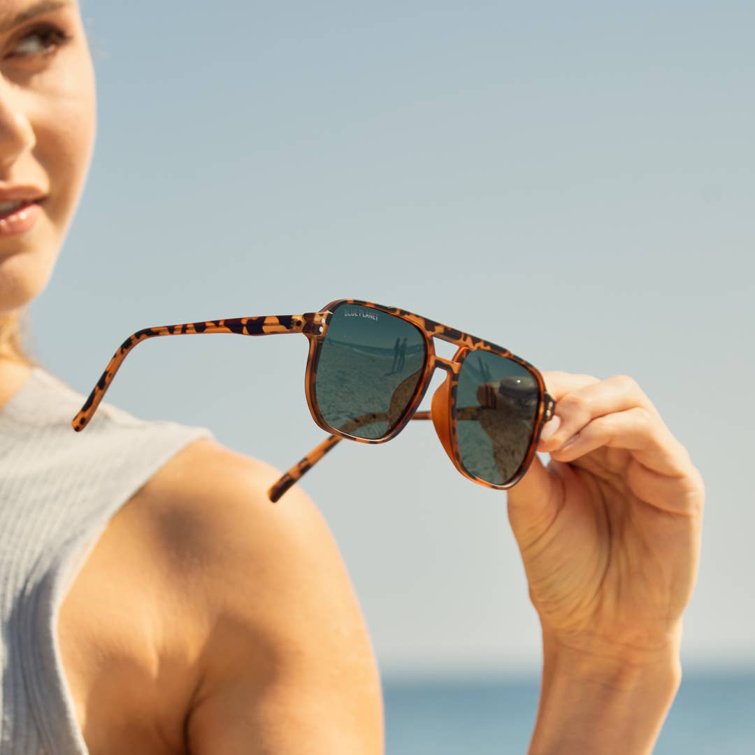 Blue Planet Eco-Eyewear - Vente Lunettes de soleil – unisexe - BP19924 - Pedro - Tortue Miel / Verres Polarisés Gris-Vert1