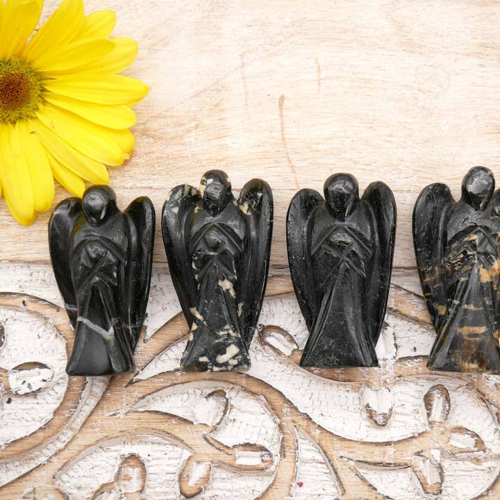 Sorte afrikanske turmalinkrystalengle for engroshandel hos The Healing Sanctuary