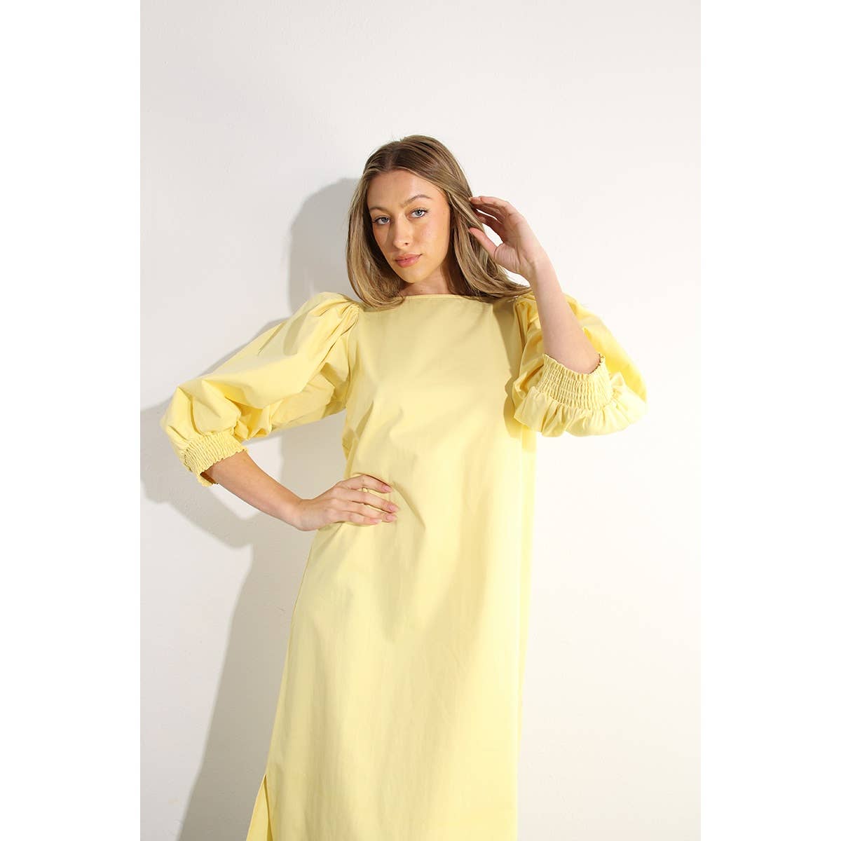 ERRÖTEN MIDIKLEID MIT BALLONÄRMELN für den Großhandel auf Faire21