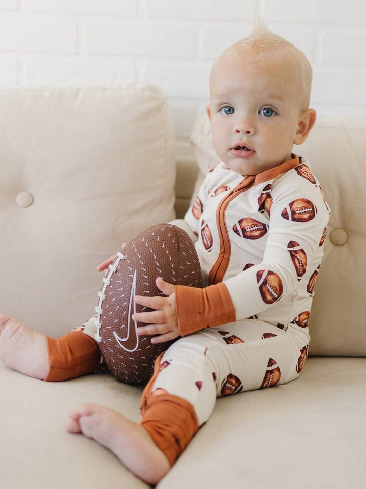 Pyjama à fermeture éclair en bambou avec imprimé football pour bébé pour la vente par Little Joy Co.