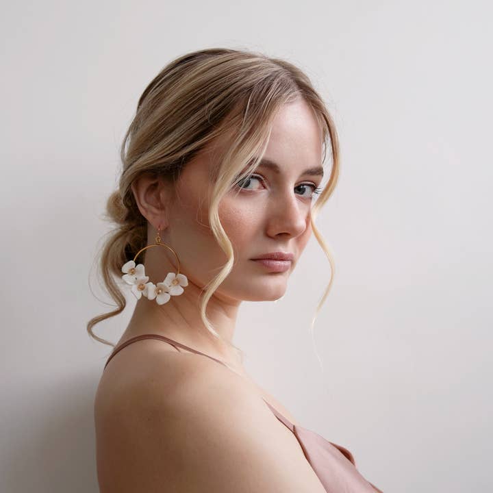 Ivy - Boucles d'oreilles créoles blanches ornées de fleurs dorées pour la vente par Acute Designs