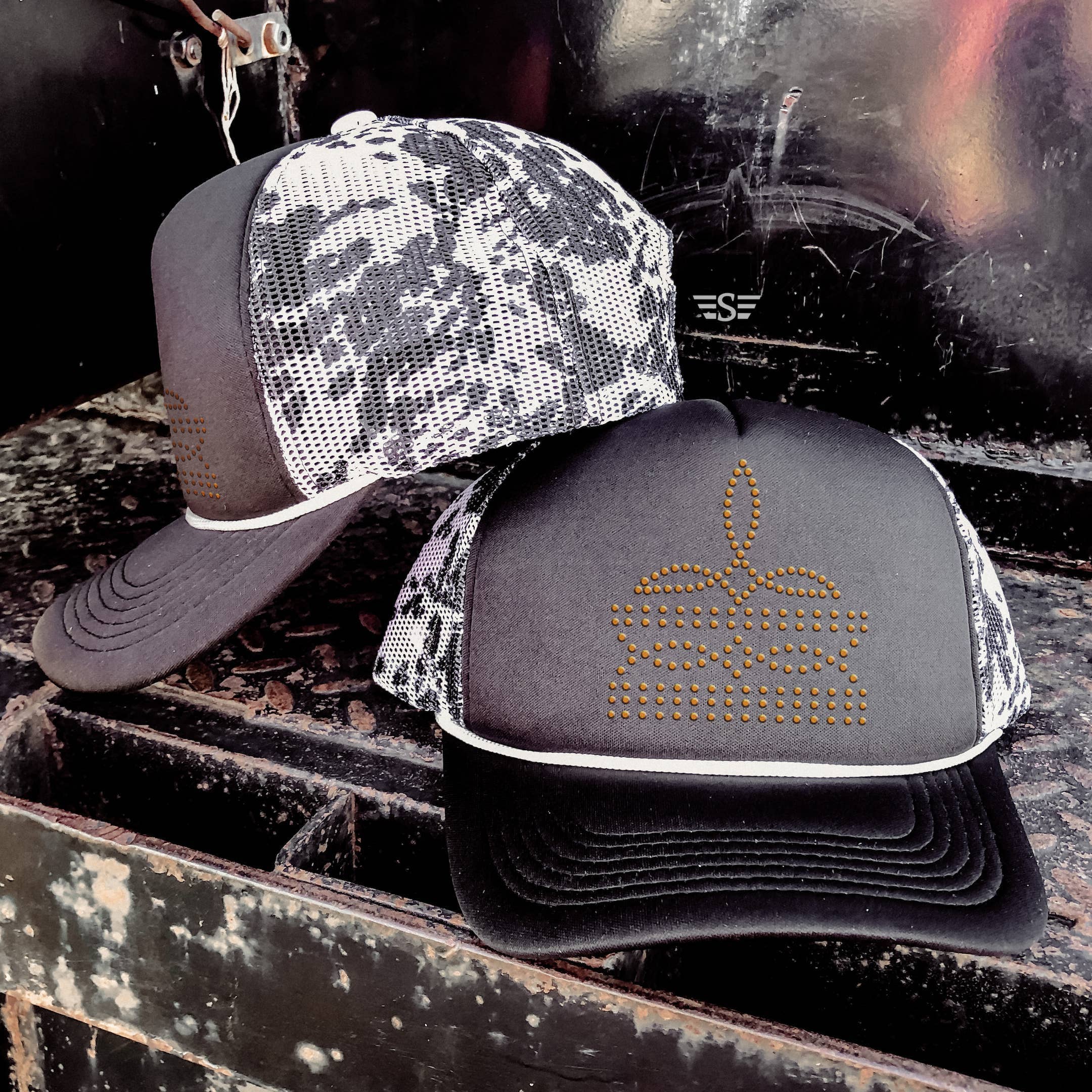 Flying S Company - Venta al por mayor Gorra trucker - Mujer - Gorra Trucker de Malla Estampada con Costura de Bota de Pedrería2