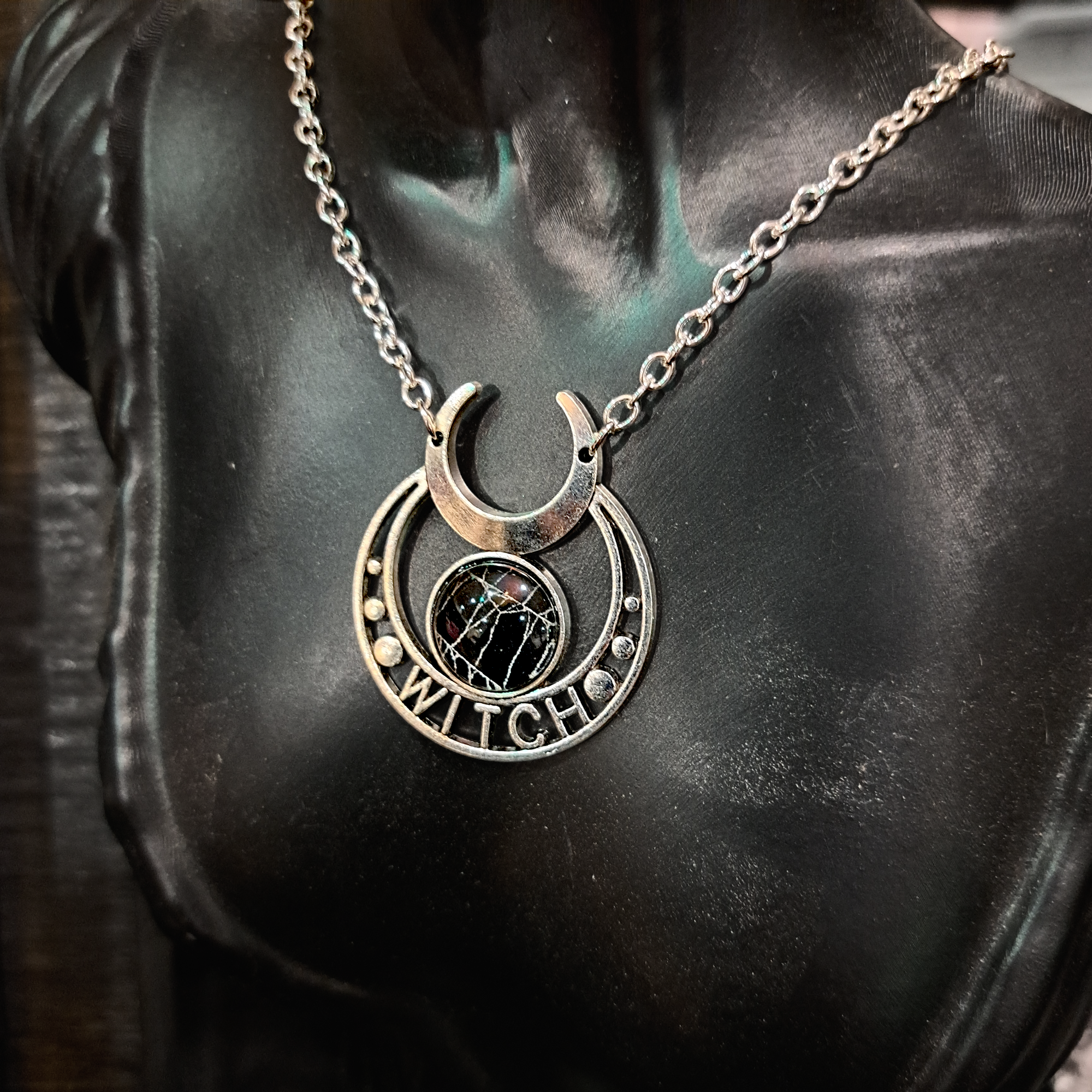 Hell Kitten RVA - Vente Colliers à pendentif - Véritable cabochon de toile d'araignée SORCIÈRE dans un sertissage en verre (Collier)3