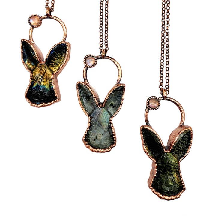 Labradorit-Totem-Halskette mit Hasenmotiv und wunderlichem Häschen für den Großhandel von MergingMetals