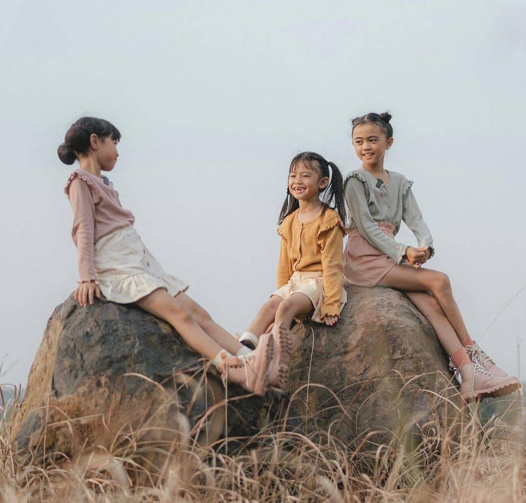 Kleine Tijntje - Venta al por mayor Jersey de punto - Niños - Cárdigan con volantes para niños6